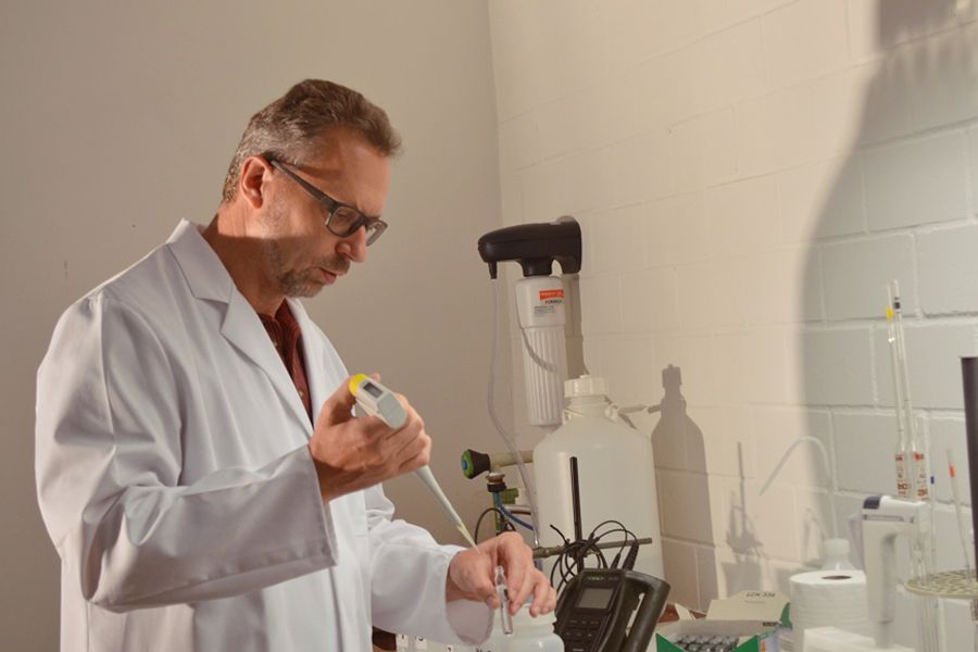Prüfung einer von badenova eingesandten Trinkwasserprobe in einem unabhängigen Labor