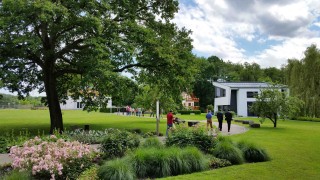 Blick in die Parkanlage mit den Beispielhäusern auf der World of Living von Weberhaus in Rheinau.